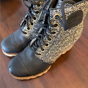 Sorel Women's Black and Gray Lace-Up Boots